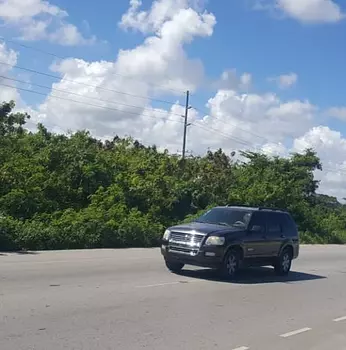 solares y terrenos - VENTA DE EXCELENTE TERRENO PARA NAVES COMERCIALES EN HIGUEY-MICHES