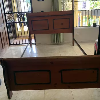 muebles y colchones - Base de cama en pino, en buen estado 
$8,000.