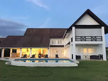 casas vacacionales y villas - Vendo villa en Punta cana Bavaro
2,200 .Mts. De solar 
800. Mts. De const. 