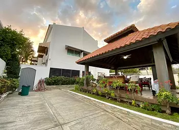 casas - Casa en la Castellana.

Con sus 445mt2 y 350 mts de construcción
 3 Hab