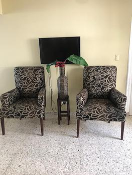 muebles y colchones - Dos butacas altas  muy lindas 
