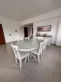 muebles y colchones - Mesa de comedor en caoba pintada de blanco con tope de cristal +  6 sillas