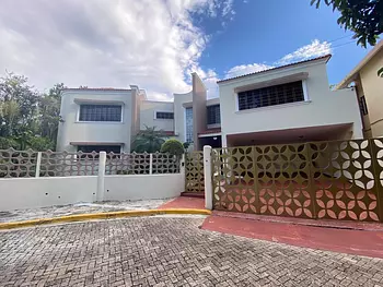 casas - Casa en Venta en residencial cerrado en arroyo Hondo 
Precio: U$S440,000 