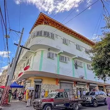 oficinas y locales comerciales - Se vende hotel con 13 locales en el Distrito Nacional zona colonial 76 hab 