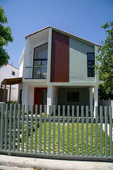 casas - Moderna Propiedad de 2 Niveles con Piscina