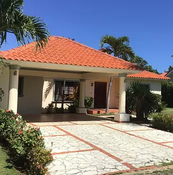 casas vacacionales y villas - villa juan dolio con piscina de oportunidad