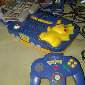 consolas y videojuegos - consola de nintendo 64 versión Pokémon y cintas de game boy esmeralda 