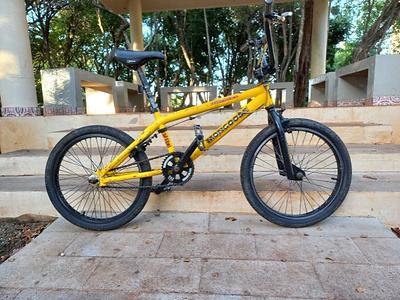 Corotos Bicicleta mongoose para saltos aro 20 en buen estado