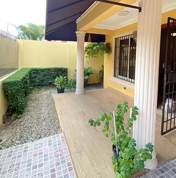 casas - Hermosa casa de dos niveles en excelente zona Residencial