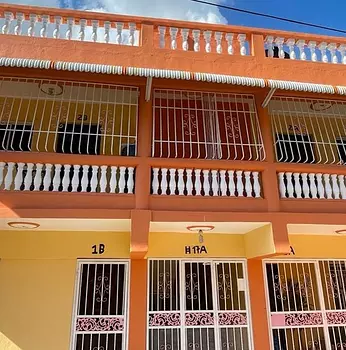 oficinas y locales comerciales - Edificio completo en la Autopista Duarte.