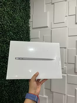 computadoras y laptops - MacBook Air 13-inch con Chip M1 8gb RAM / 256gb SSD SELLADA 