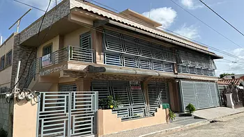 casas - SE VENDE EDIFICIO CON CASA PRIMER PISO Y 2 APTOS SEGUNDO PISO