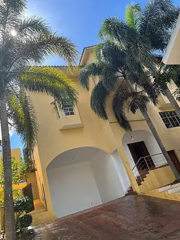 casas - Vendo/alquilo tremenda casa en ARROYO HONDO, DN.
432 mts2
5 habitaciones 
5.5 ba