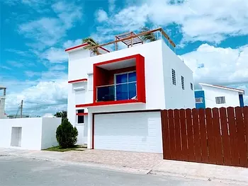 casas vacacionales y villas - Villa de 2 niveles ubicado en la Romana frente al nuevo hotel Hilton