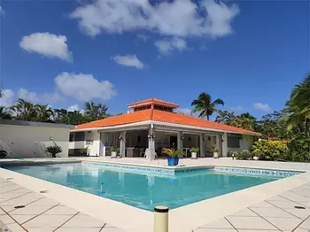 casas vacacionales y villas - Venta de Villa amueblada en Samana con 4,032mts frente al mar,piscina con jacuzz