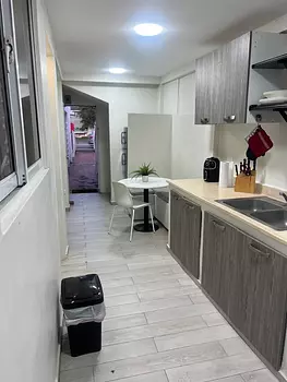 apartamentos - Apartamento en alquiler amueblado con patio de 1 h