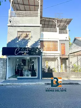 casas - Vivienda de tres niveles en el Centro de la Ciudad