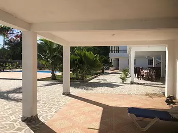 casas vacacionales y villas - Villa en venta con 3 edificaciones en Juan dolio