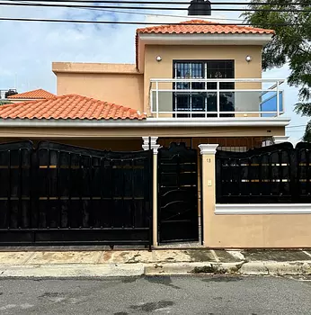 casas - Casa de 2 niveles con mucho patio, Prado Oriental