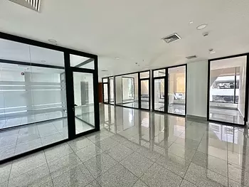 oficinas y locales comerciales - 🔵 Alquilo Local 179 mts en piantini
