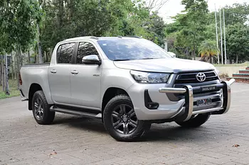 jeepetas y camionetas - Montate en esta impecable lujosa confortable toyota Hailux 2022 clean carfax 