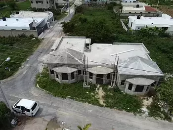 casas - SE VENDE CASA EN CONSTRUCCION de Esquina, 329Mts. EN Residencial Naime 