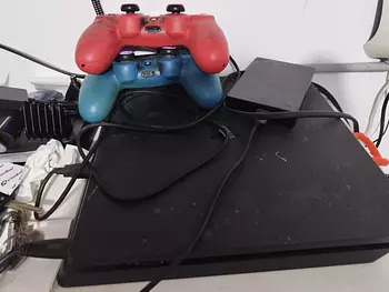 consolas y videojuegos - Vendo Playstation 4 Slim 1TB + 2 controles + disco externo de 1TB con 8 juegos