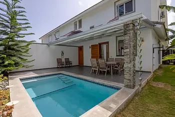 casas vacacionales y villas - VILLA DE 3 HABITACIONES CERCA DE LA PLAYA CON PISCINA