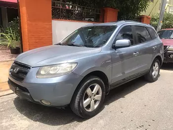 jeepetas y camionetas - Hyundai Santa Fe 2.7 2007 Diesel TRES FILAS DE ASIENTOS - negociable.
