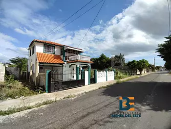 casas - Casa de Dos Niveles con Amplio Patio, 305 Metros de solar