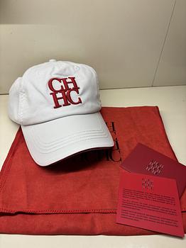 joyas, relojes y accesorios - Gorra Carolina Herrera CH blanca con rojo - UNISEX