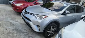 jeepetas y camionetas - TOYOTA RAV4 XLE FULL 2017