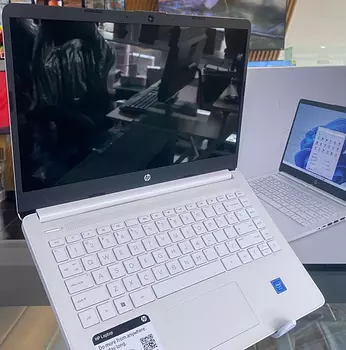 computadoras y laptops - Hermosa Laptop HP 14-dp0052dx, Pantalla 14 pulgs 1 año de garantía 
