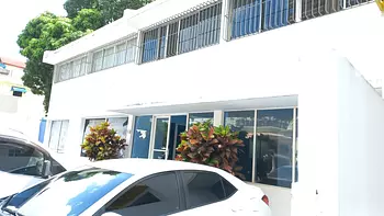 oficinas y locales comerciales - Local comercial con 6 estacionamientos. Amplias áreas internas