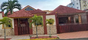 casas - Amplia Vivienda ubicada en Urb. Thomen 