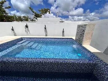 casas vacacionales y villas - Venta de villa townhouse con jacuzzi en punta cana a 2 minutos de downtown 