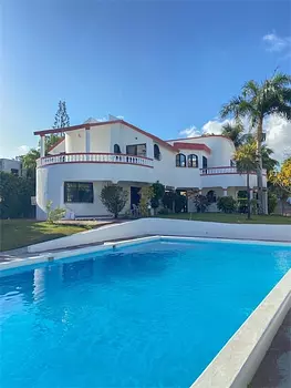 casas vacacionales y villas - Venta de Villa en el boulevard de Juan Dolio con piscina y 493mts de patio