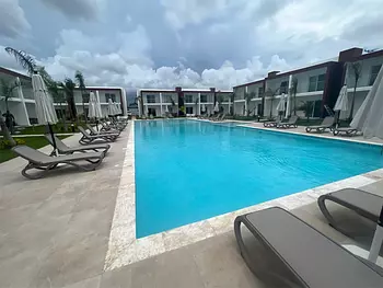 casas vacacionales y villas - Venta de Villa lista con piscina a 1 minuto de la playa en boca chica