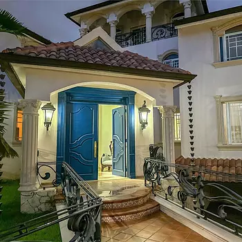 casas - Mansion de 3 Niveles ubicada en Cerro Alto 