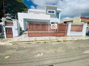 casas - ELEGANTE Y MODERNA CASA EN VENTA EN SANTIAGO DE LOS CABALLEROS
