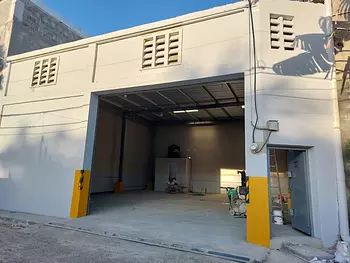 oficinas y locales comerciales - Nave  industrial en Herrera a dos esquina de la Lu