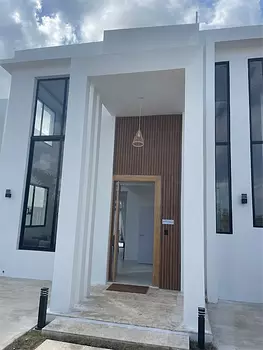 casas vacacionales y villas - Venta de Villa con piscina en Bavaro punta cana zona turística 