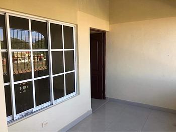 apartamentos - Alquiler De Apartamento Segundo Nivel En La Romana Calle Primera De Benjamin