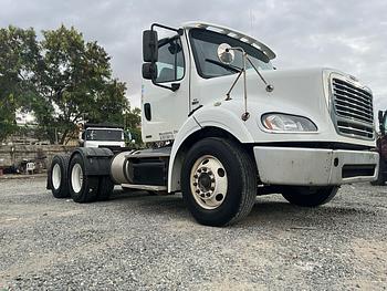 camiones y vehiculos pesados - Camión Cabezote FREIGHTLINER M2