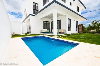 casas vacacionales y villas - Venta de Villa de lujo con piscina en brisas de punta cana zona turística 