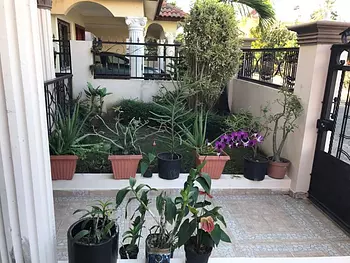 casas - Casa de 2 niveles en Jardines del Norte, Santiago