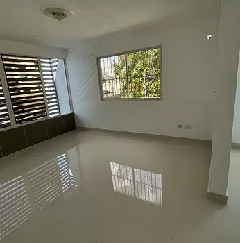 oficinas y locales comerciales - Rento Local en Ensanche Quisqueya en 1er Piso  Prox. A La C. Jose Tapia Brea 
