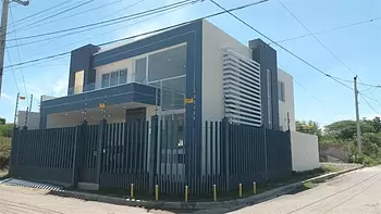 casas - Moderna casa de dos niveles Próximo a la universidad de la UASD.