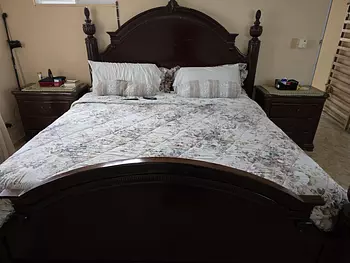 muebles y colchones - Juego de cuartos con gabetero, dos mesita de noches y colchón 