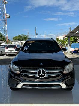 jeepetas y camionetas - 🎁INICIAL RD410,000
2017 Mercedes-Benz Clase GLC 300-4MATIC